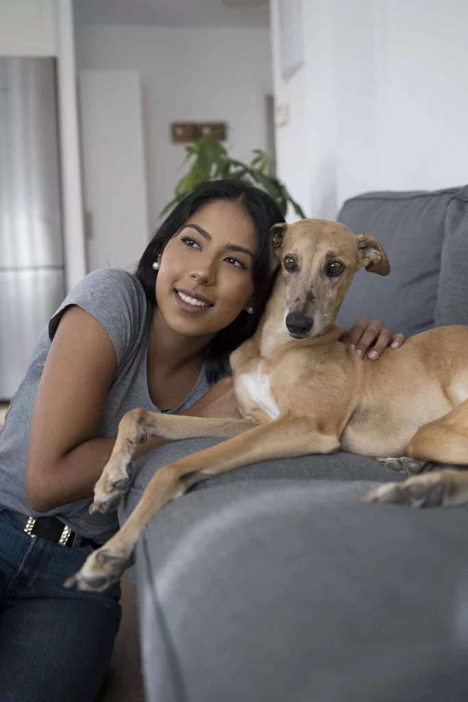 Cão e homem juntos no sofá